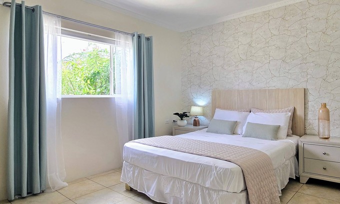 Noord Apartment | 2- Bedroom vacation apartment Aruba, pool, walking distance to Eagle Beach!