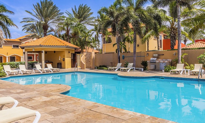 Gold Coast House | 2BR Gold Coast Townhome w/Balcony! BBQ GRILL!