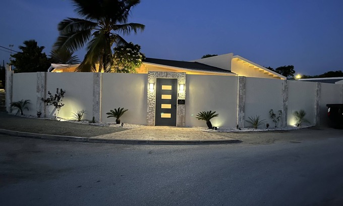 Pos Chiquito House | 3 bedroom Villa. Sun and Fun. 5 minute walk to beach.