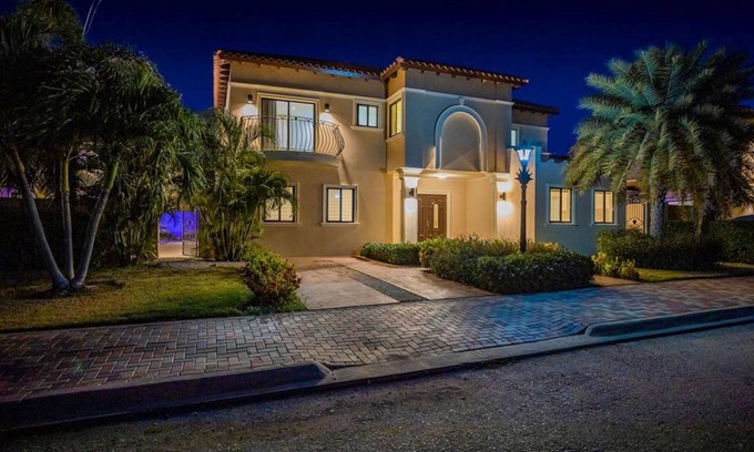 Gold Coast Villa | 300 m² Villa ∙ 4 bedrooms ∙ 8 guests