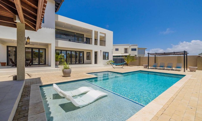 Malmok Villa | 300 m² Villa ∙ 5 bedrooms ∙ 12 guests