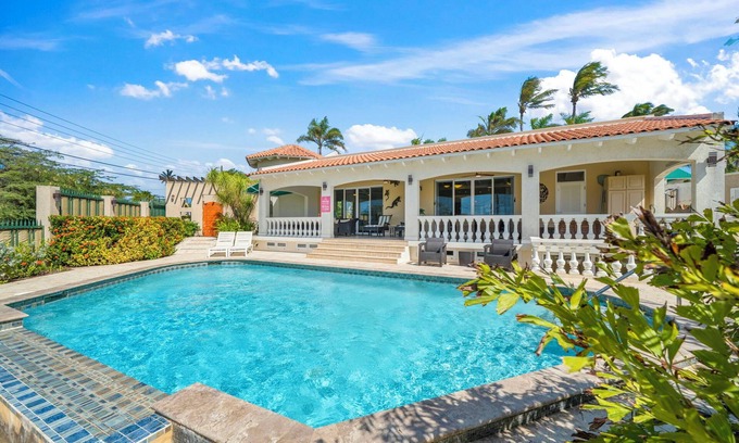 Boegoeroei House | 5-minute drive to Eagle Beach! Private pool!