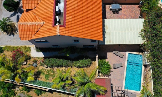 Kamay House | Beautiful House with Private Pool in Noord
