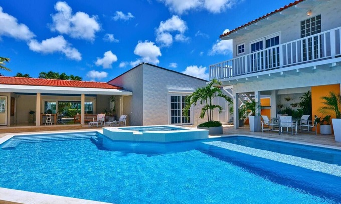 Oranjestad Villa | Casa Afour - 5BR Villa