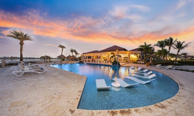 Malmok House | Elegant Retreat in Gated Community ~Close to Beach