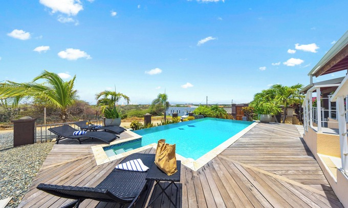 Boegoeroei Apartment | HH1-SLEEPS 4, PRIVATE UNIT, WIFI, INFINITY POOL, BBQ, HOT TUB, AMAZING VIEWS