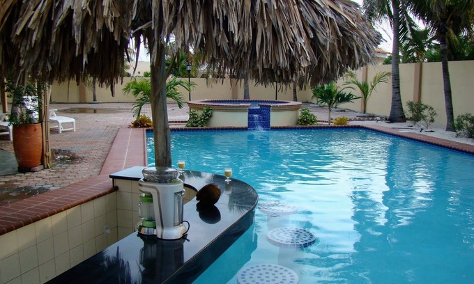 Noord Villa | Huge Villa!nWalk to Beach, Casinos, and Restaurants.nPrivate Pool & Swim-up Bar.