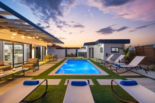 Esmeralda Villa | Modern 3br - 1 Min To Beach, Pool, Prime Location!