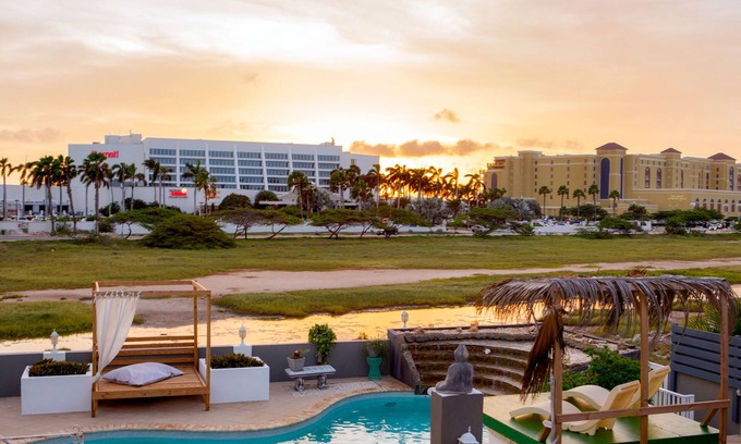 Noord Villa | Modern Villa Sleeps 16 Huge - Pool Deck - Steps From Marriott & Ritz Carlton