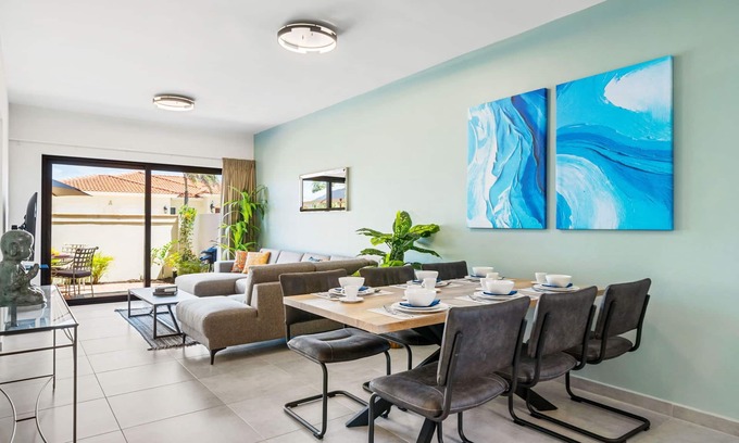 Gold Coast Apartment | NEW 2BR/2BA w/Private Jacuzzi minutes from beaches. Gym/Pools/Tennis/Restaurant