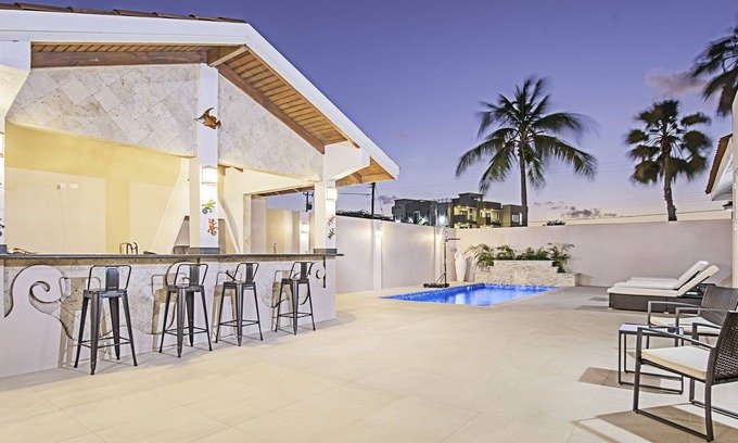 Opal Villa | New Luxury 5 bedrooms 3.5 bath villa 2 minutes to the โค๏ธ of Palm Beach๐๐โ๏ธ