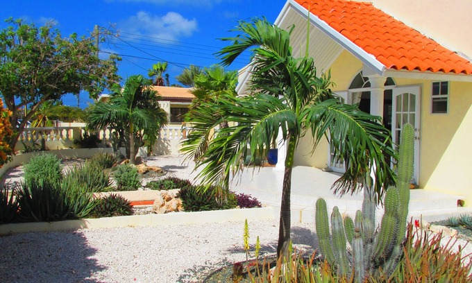 San Miguel House | Spacious Eagle Beach House