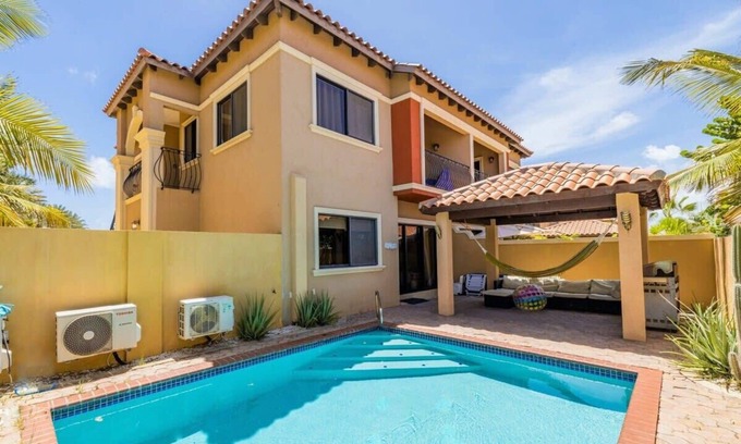Gold Coast Apartment | Stuning house with private pool in gold coast