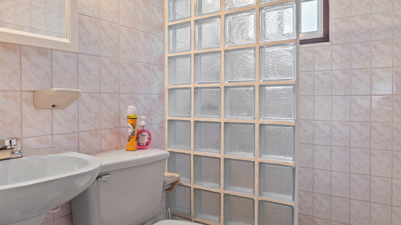 Photo of Bathroom in Oranjestad