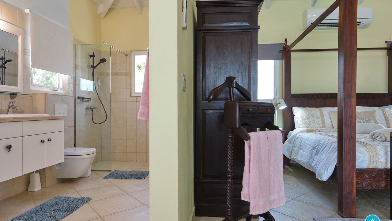 Photo of Bathroom in Esmeralda