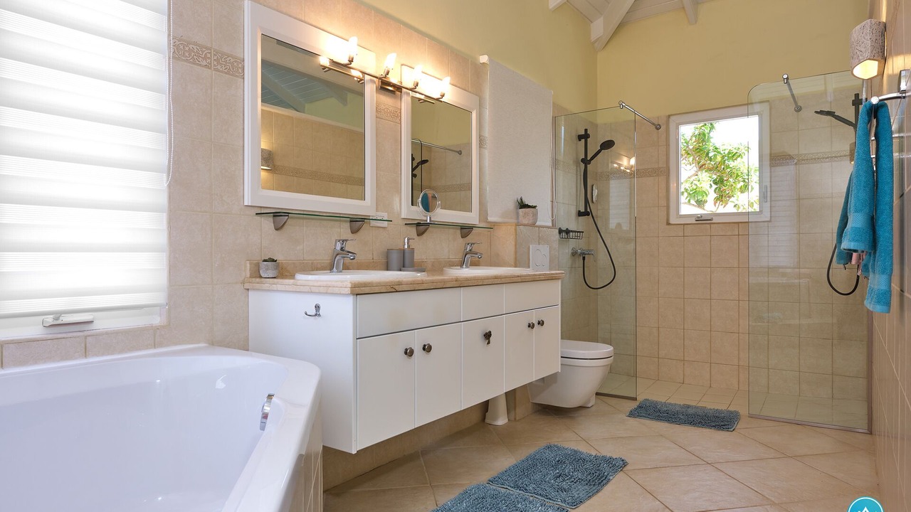 Photo of Bathroom in Esmeralda