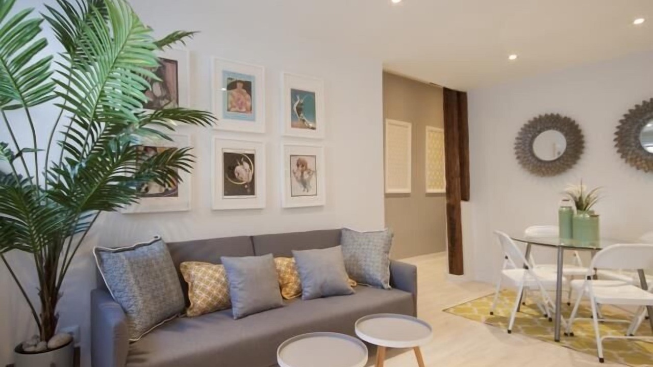 Photo of Livingroom in Golden Triangle of Art