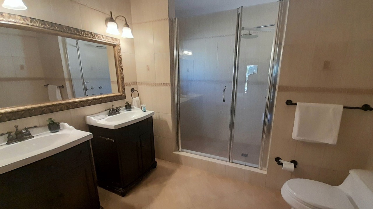 Photo of Bathroom in Esmeralda