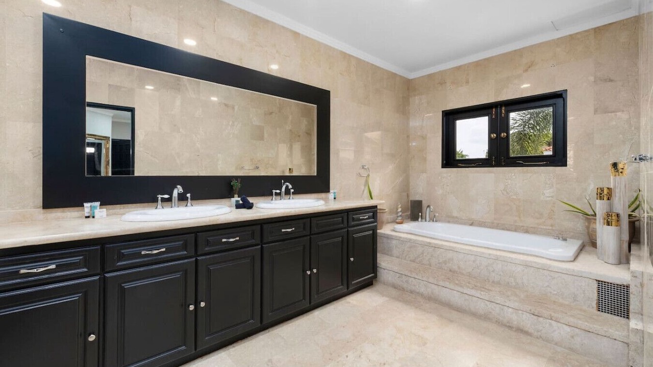 Photo of Bathroom in Oranjestad