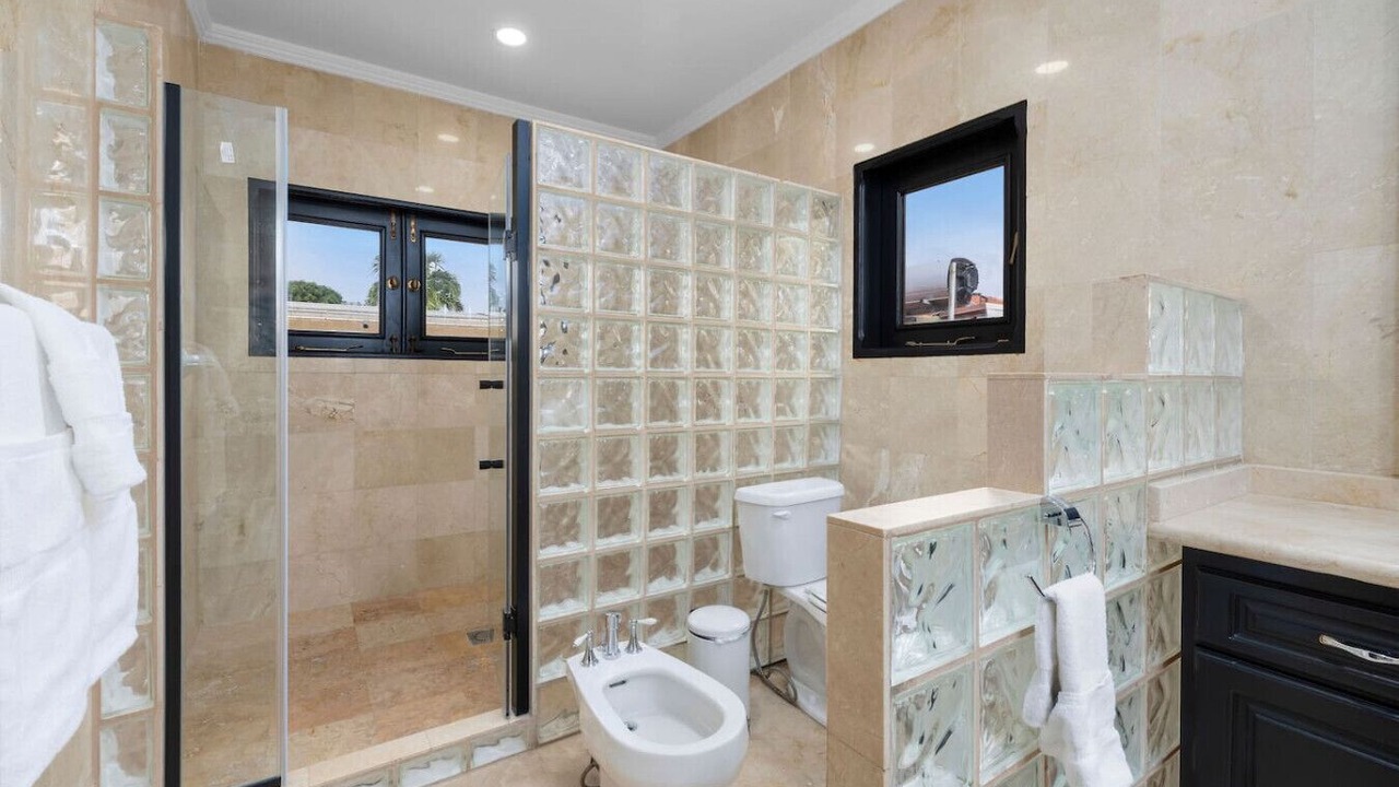 Photo of Bathroom in Oranjestad