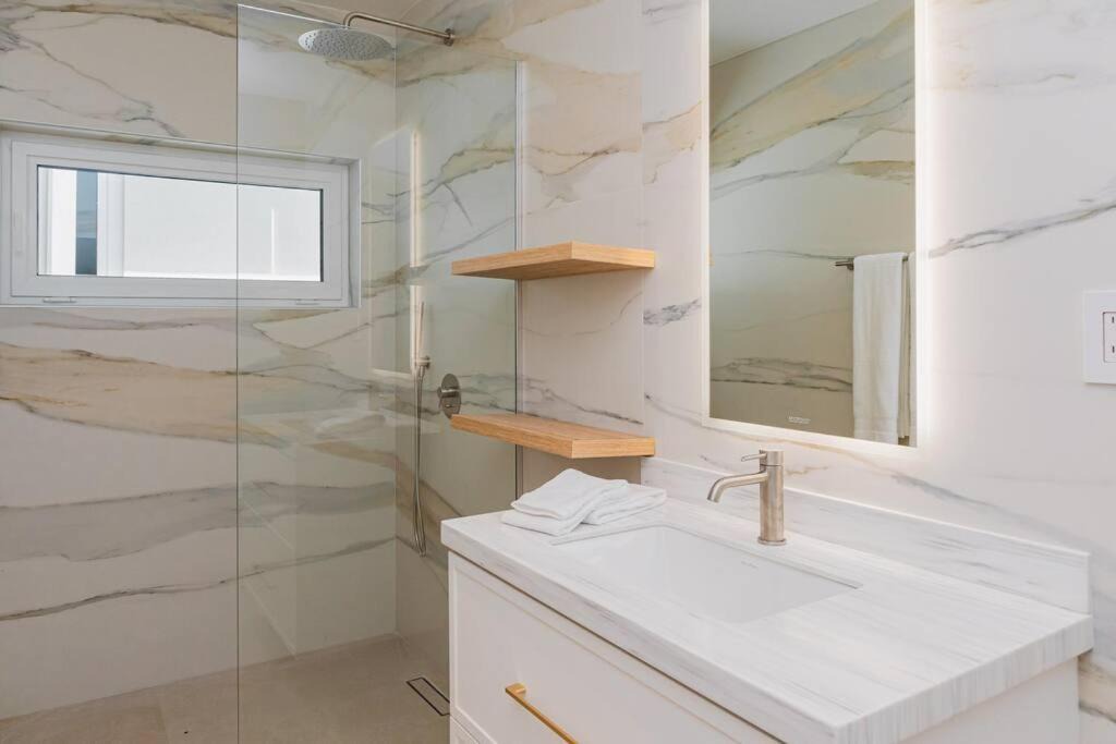Photo of Bathroom in Oranjestad