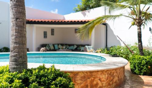Apartment with pool