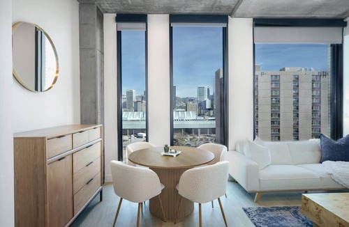 Rio Grande Apartment | 10th flr Beauty! Hot tub/Pking/Pool/Views!/Kg bed!