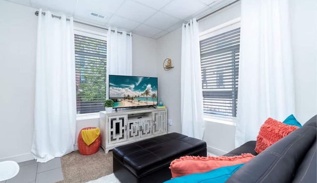 Cheery & Comfortable Apartment Near Downtown – Ideal for Extended Stays