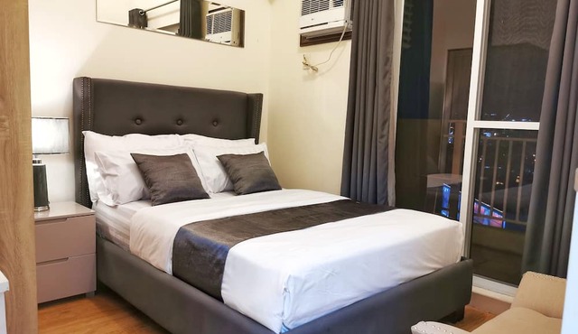 2 Beds Penthouse End Unit, Great Panoramic City View w/FREE Parking