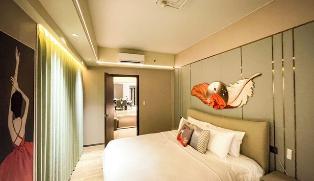 Luxurious 4-bedroom with Sunset & Pool View across Okada Manila Bay near Airport