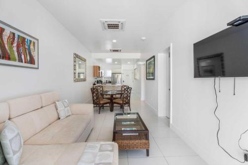 AL117 -Resort Pool-Beach Tennis court- 2BR condo-Close to Palm Beach